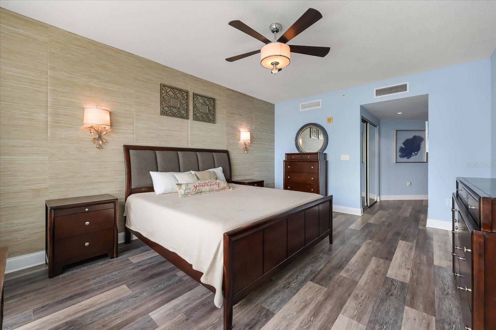 241 RIVERSIDE DR #902