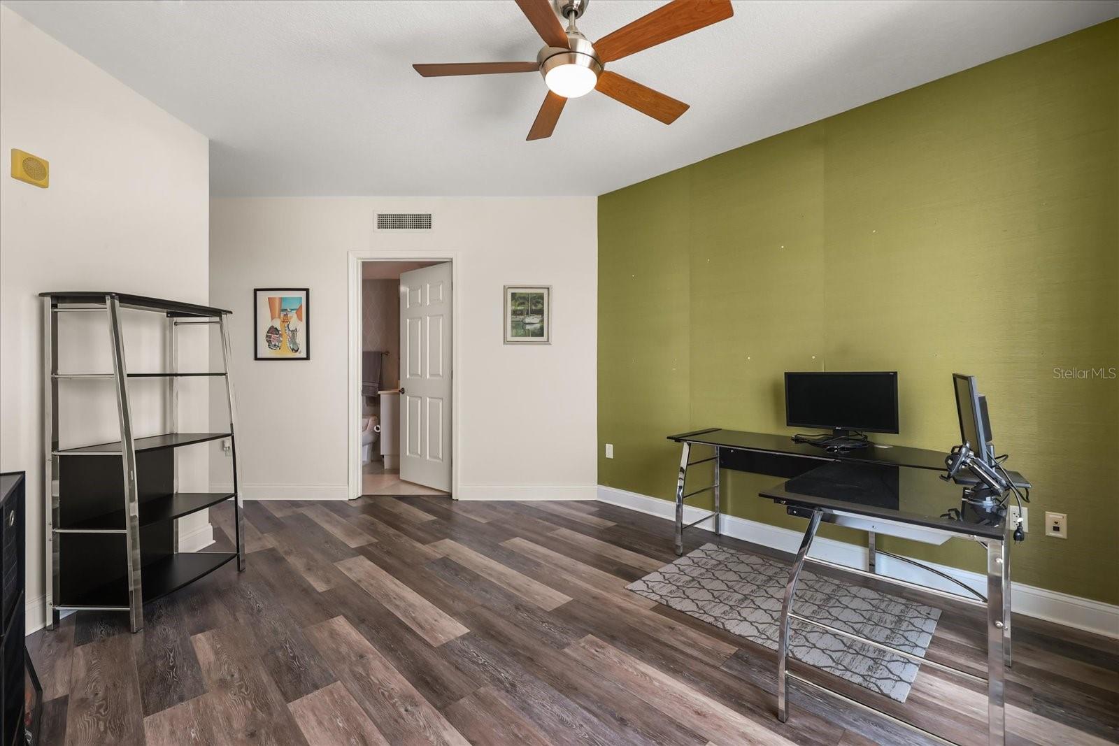 241 RIVERSIDE DR #902