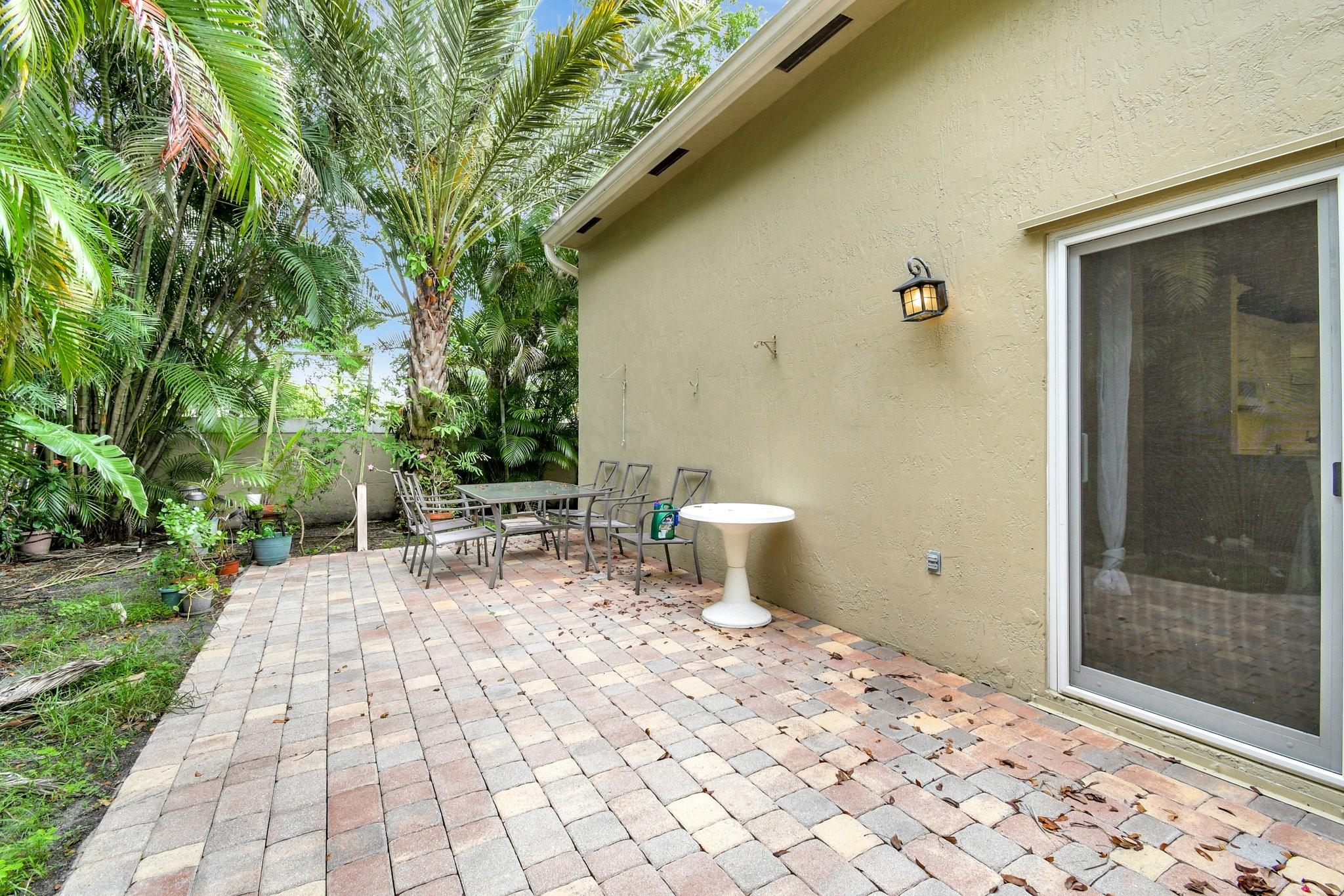 134 E Riverbend Dr