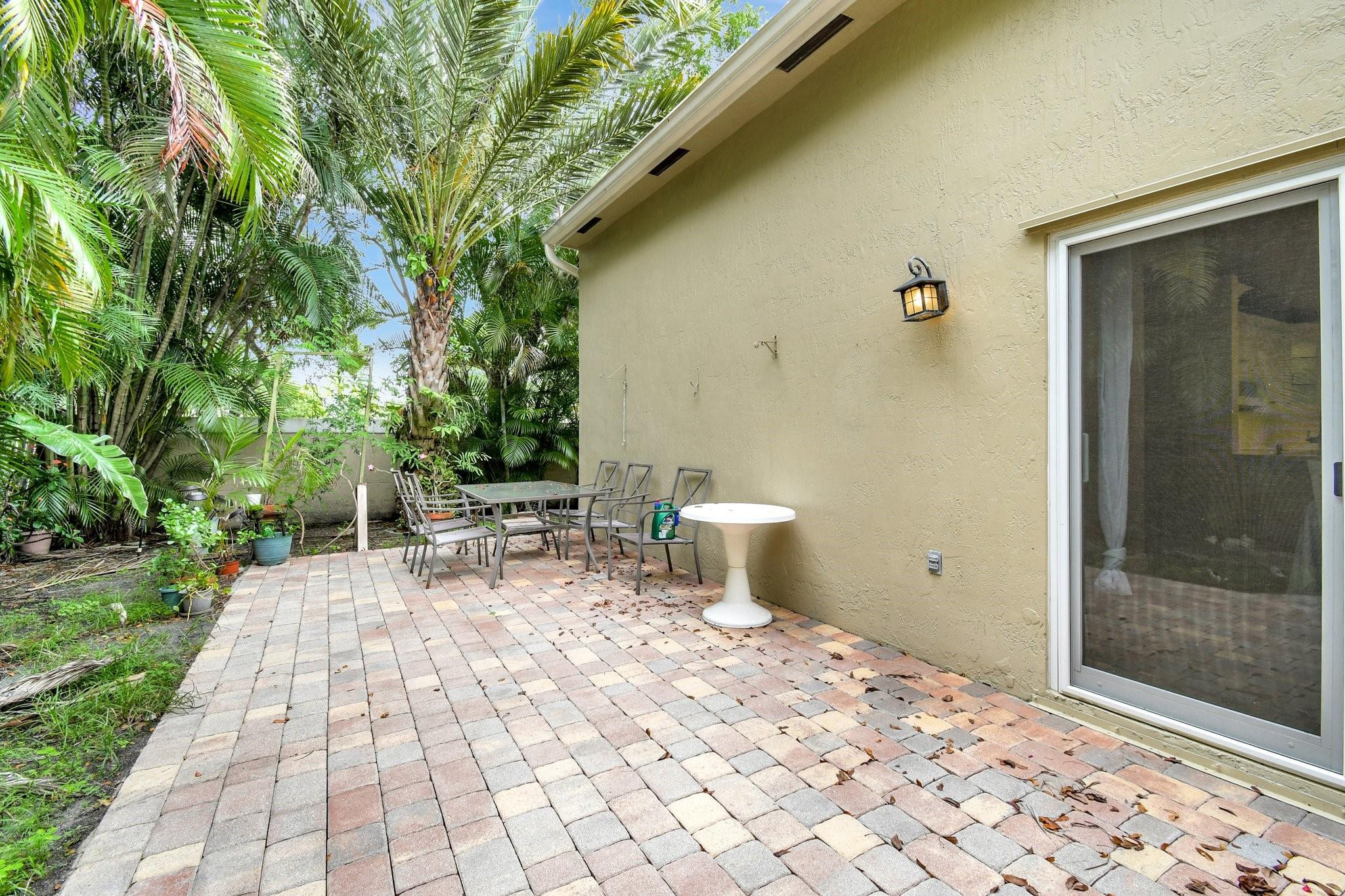 134 E Riverbend Dr