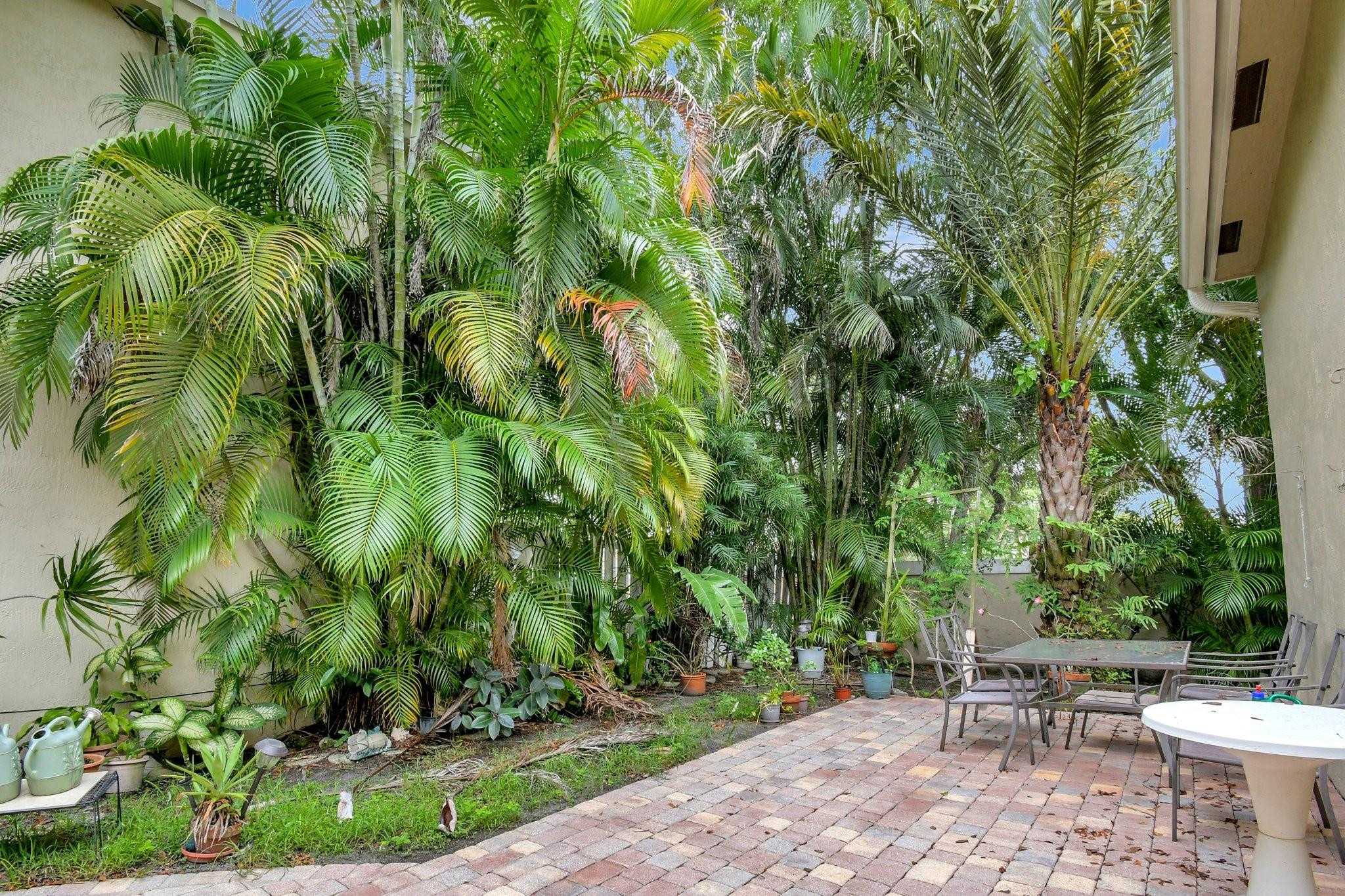 134 E Riverbend Dr
