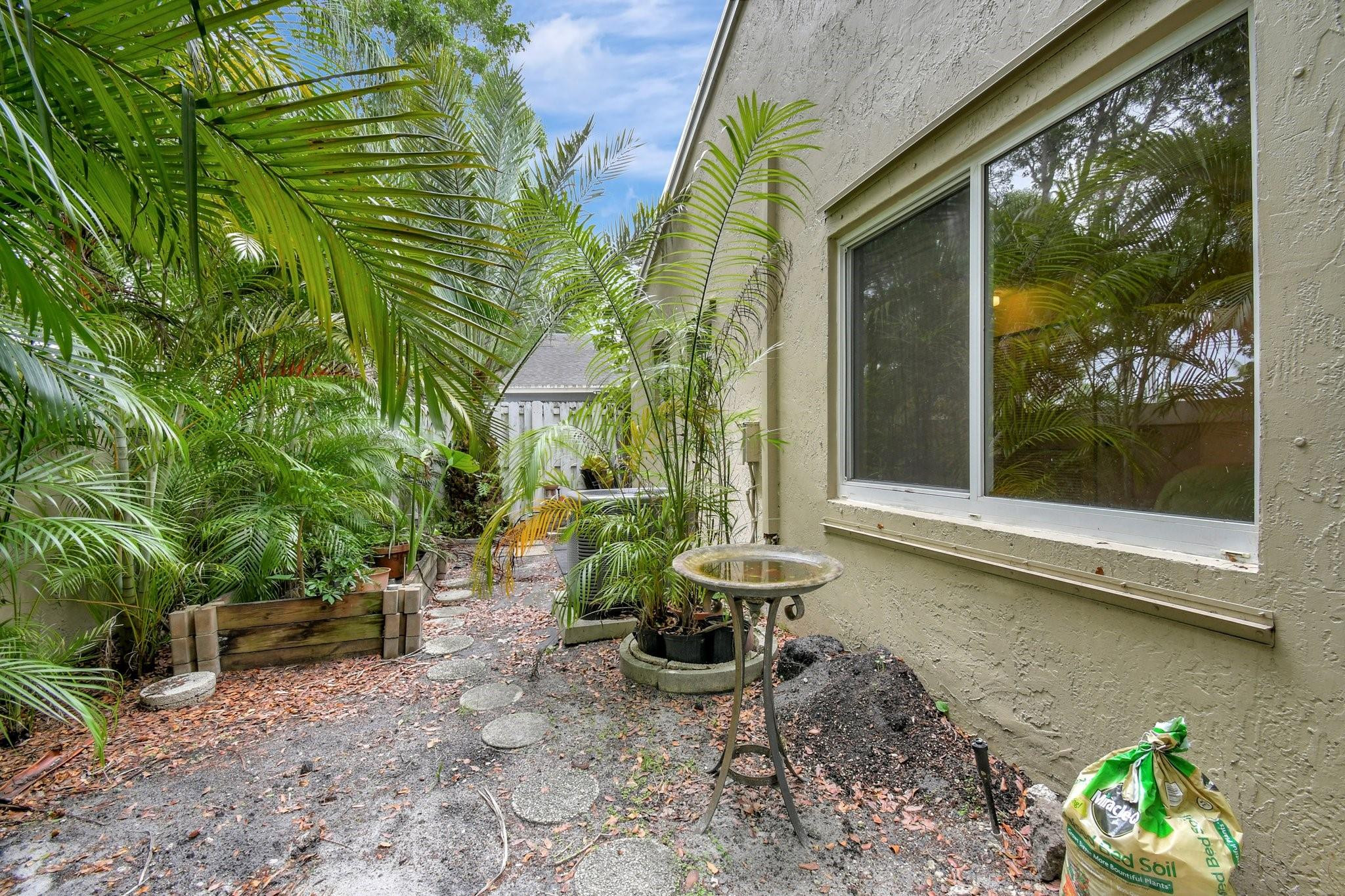 134 E Riverbend Dr