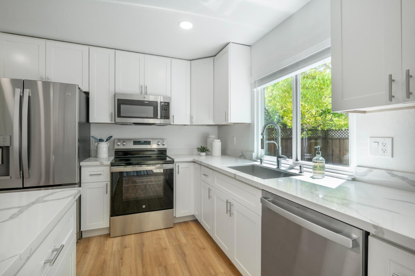 1555 Leafy CT