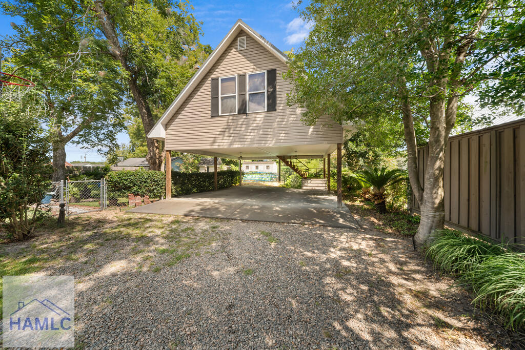 631 Barney Avenue
