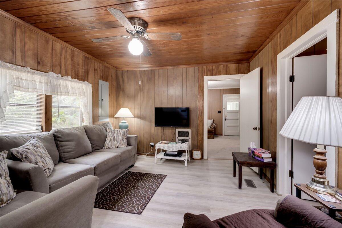 1135 N MASONIC Street