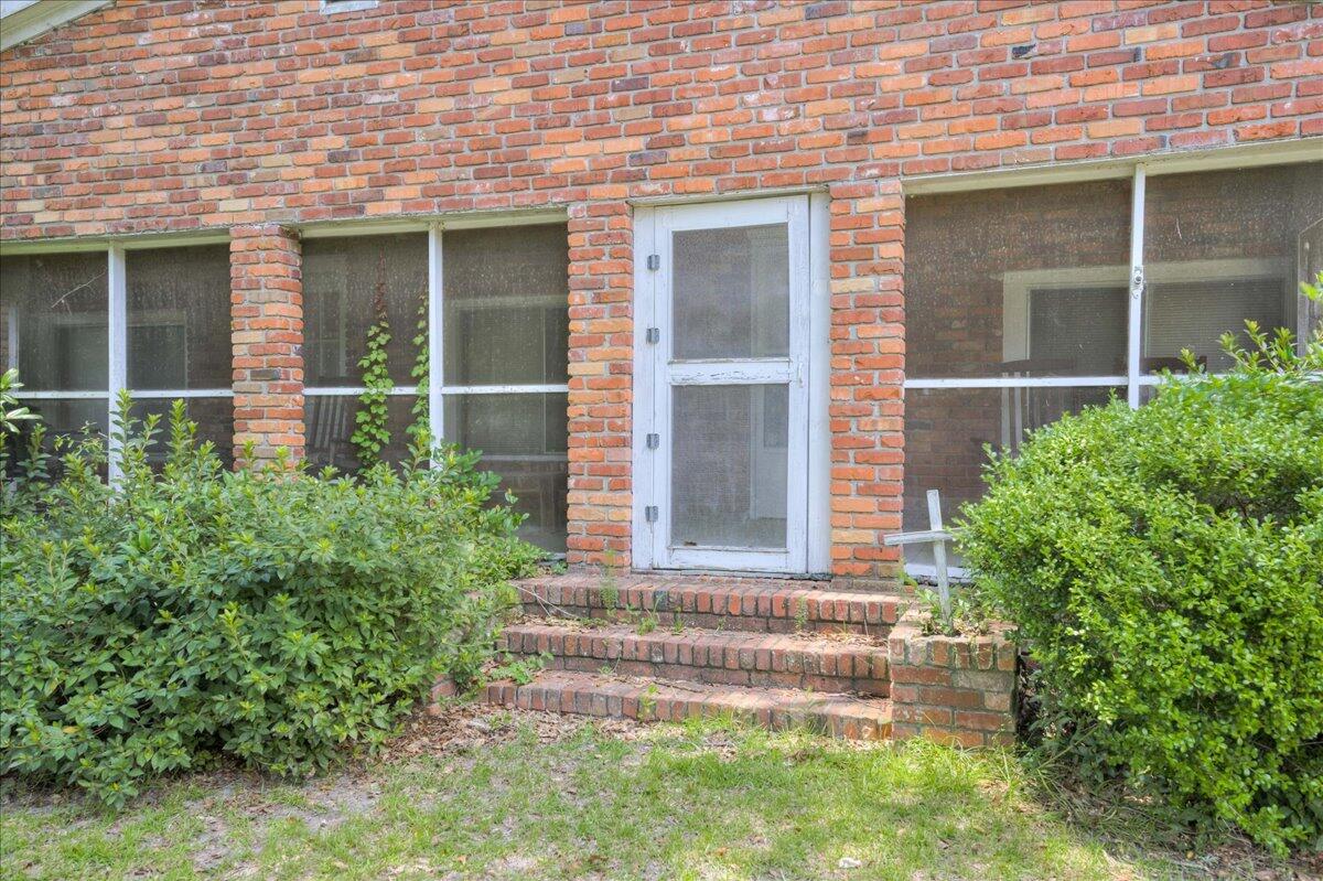 1135 N MASONIC Street