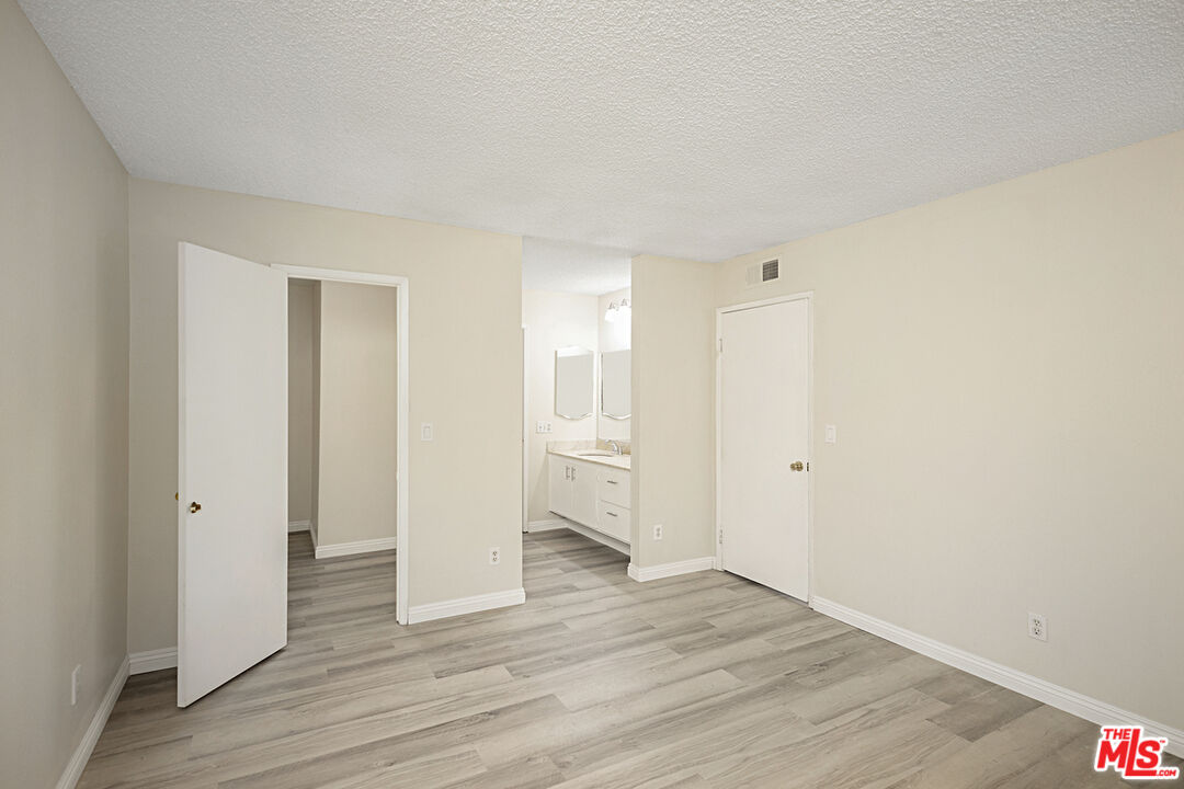 1001 W Macarthur Blvd Unit: 136