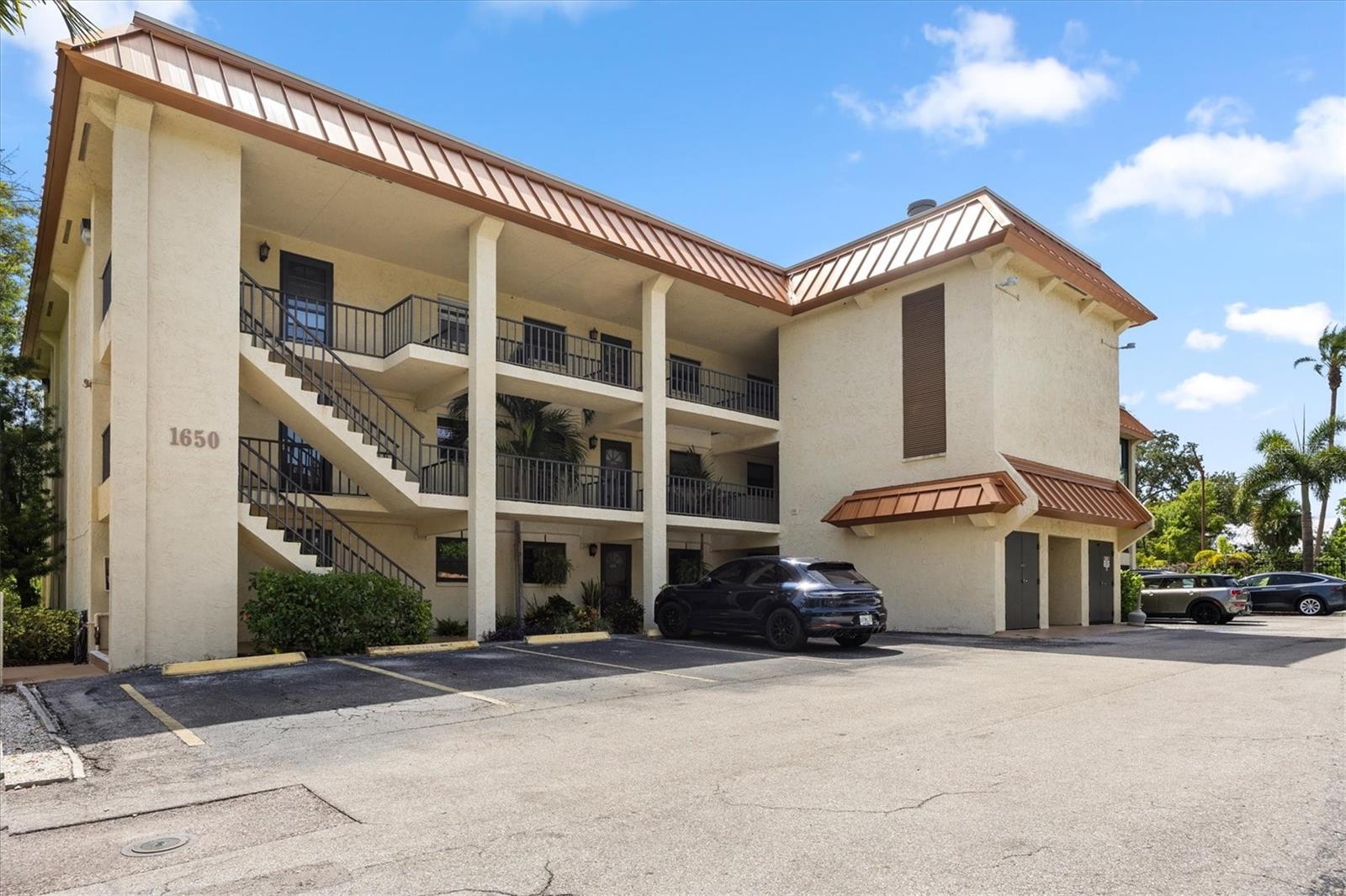 1650 PINE TREE LN #304