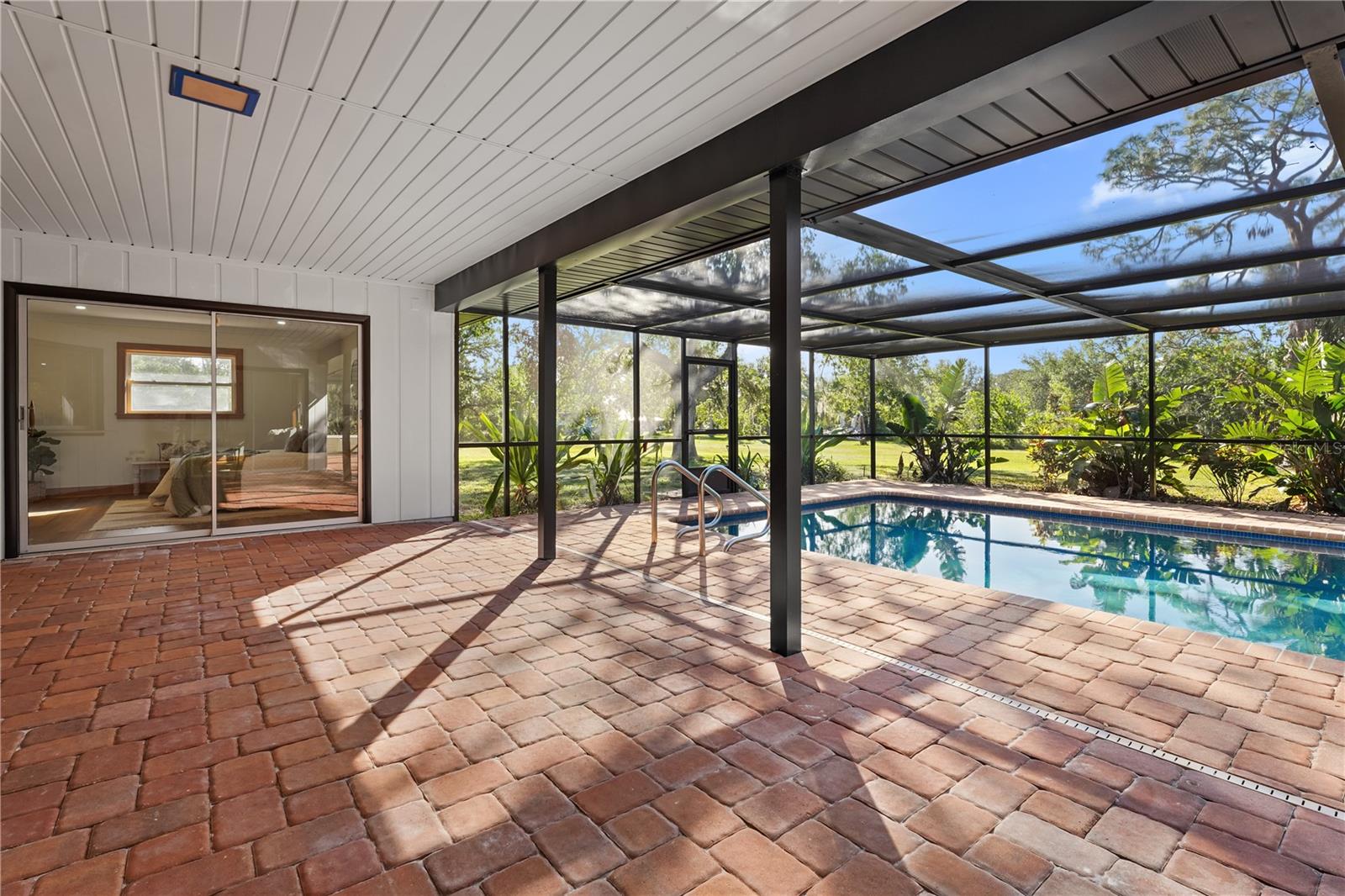 1541 MACKINTOSH BLVD