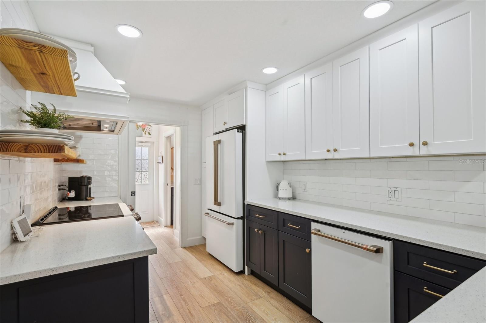 1555 NAPOLI DR W