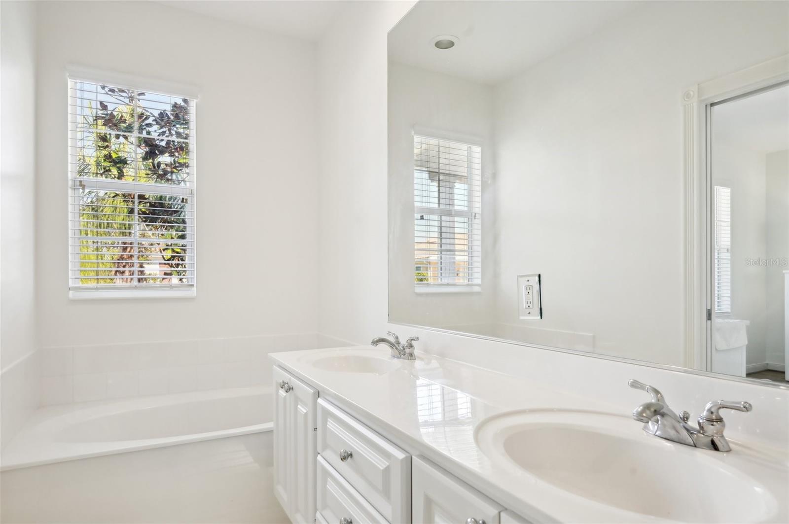 1555 NAPOLI DR W