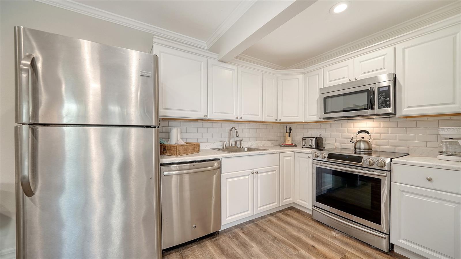 5610 AVENIDA DEL MARE