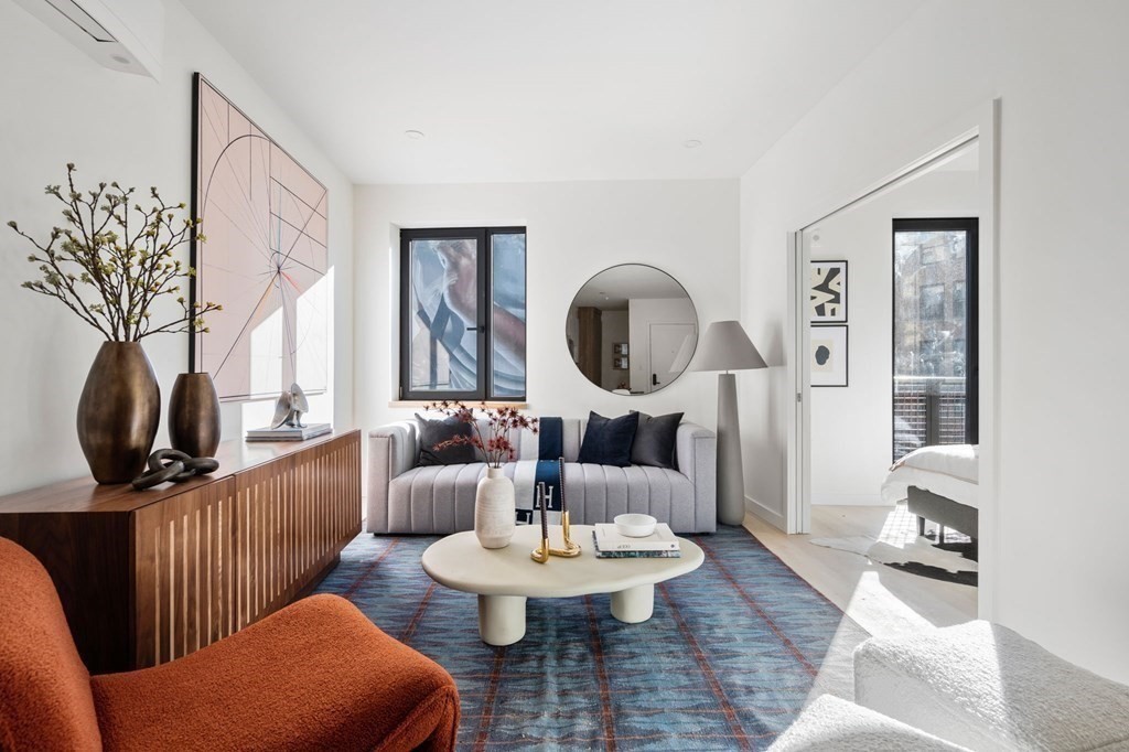87 Oxford St # 202