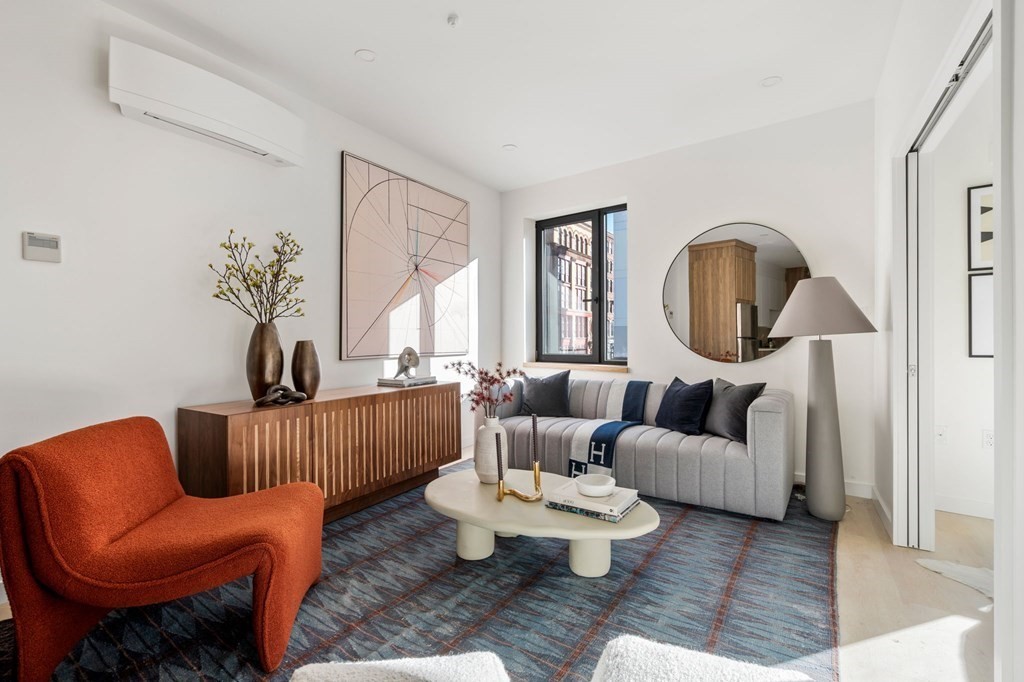 87 Oxford St # 202