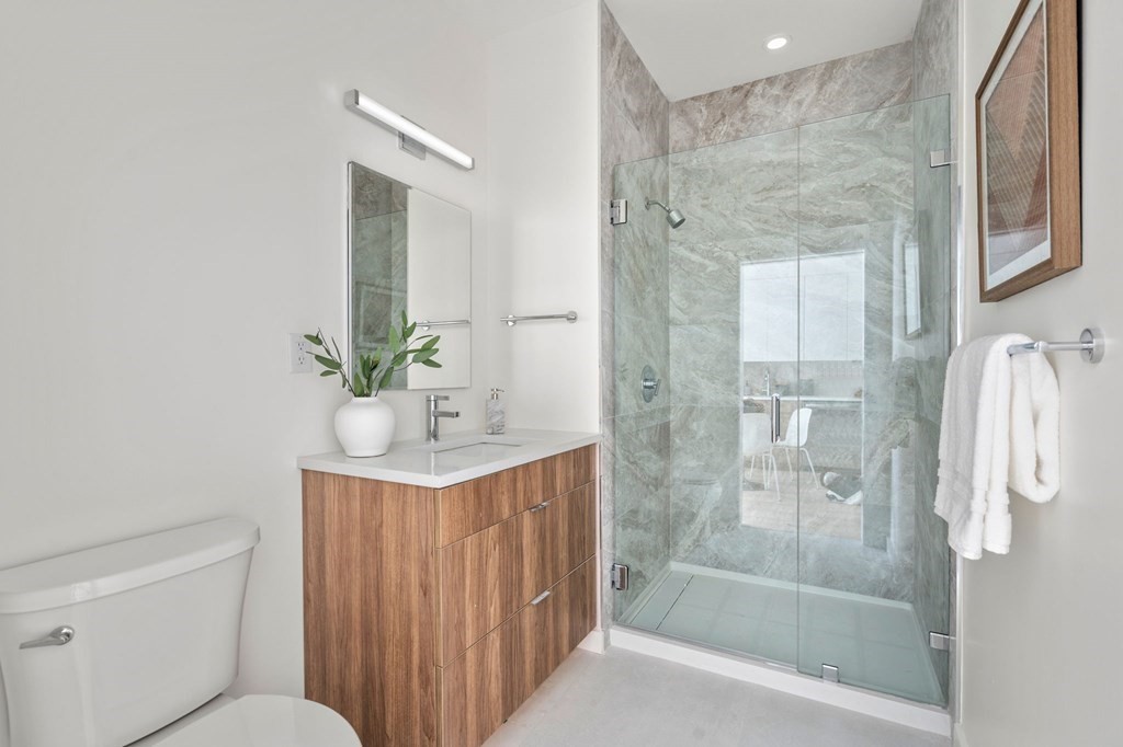 87 Oxford St # 202
