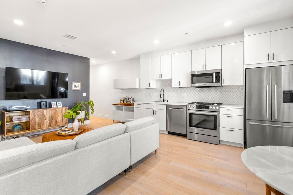 148 W 9th St # 4