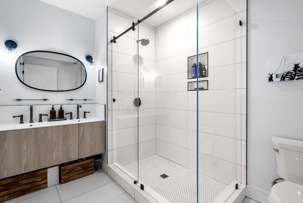 148 W 9th St # 4