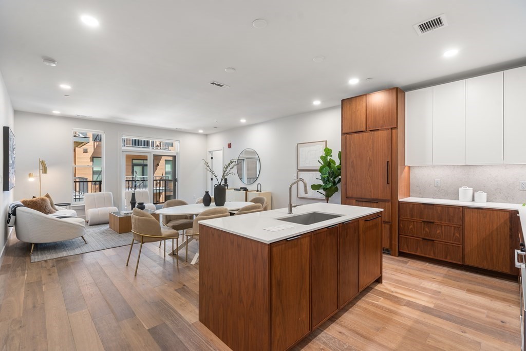 566 Columbus Ave # 404