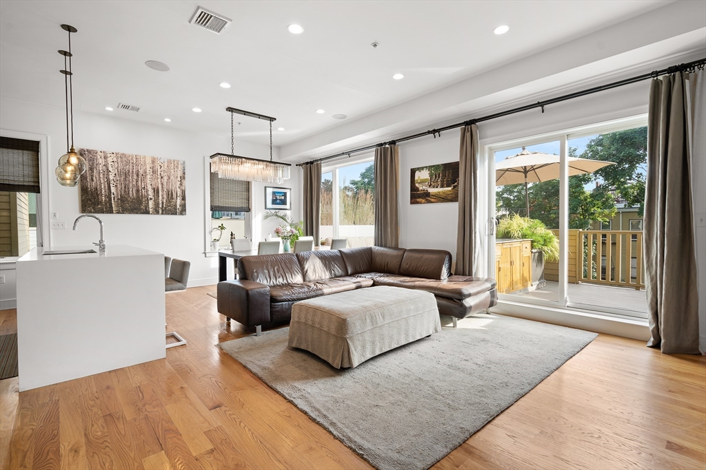 403 W 1st Street # 402