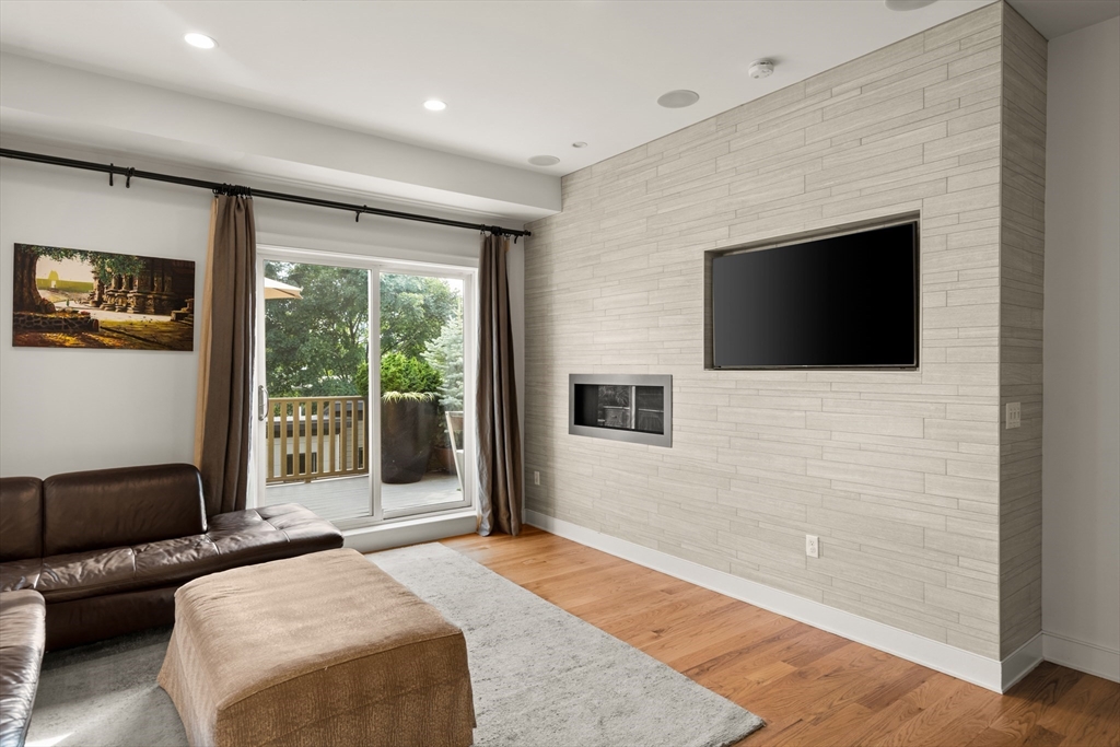 403 W 1st Street # 402