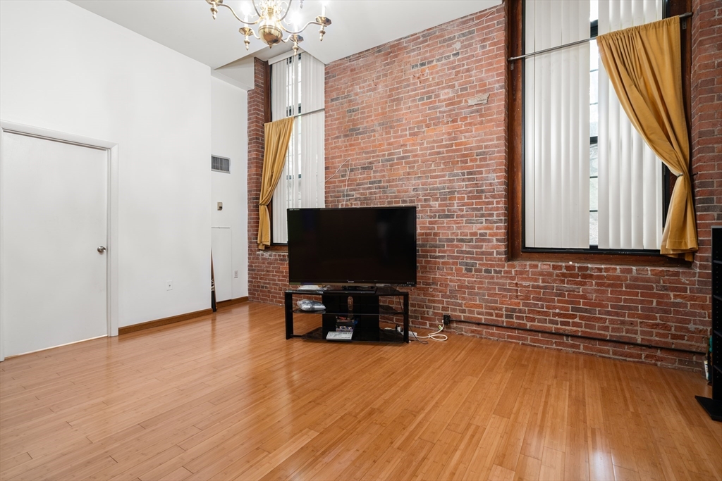 1241-1255 Adams St # F107