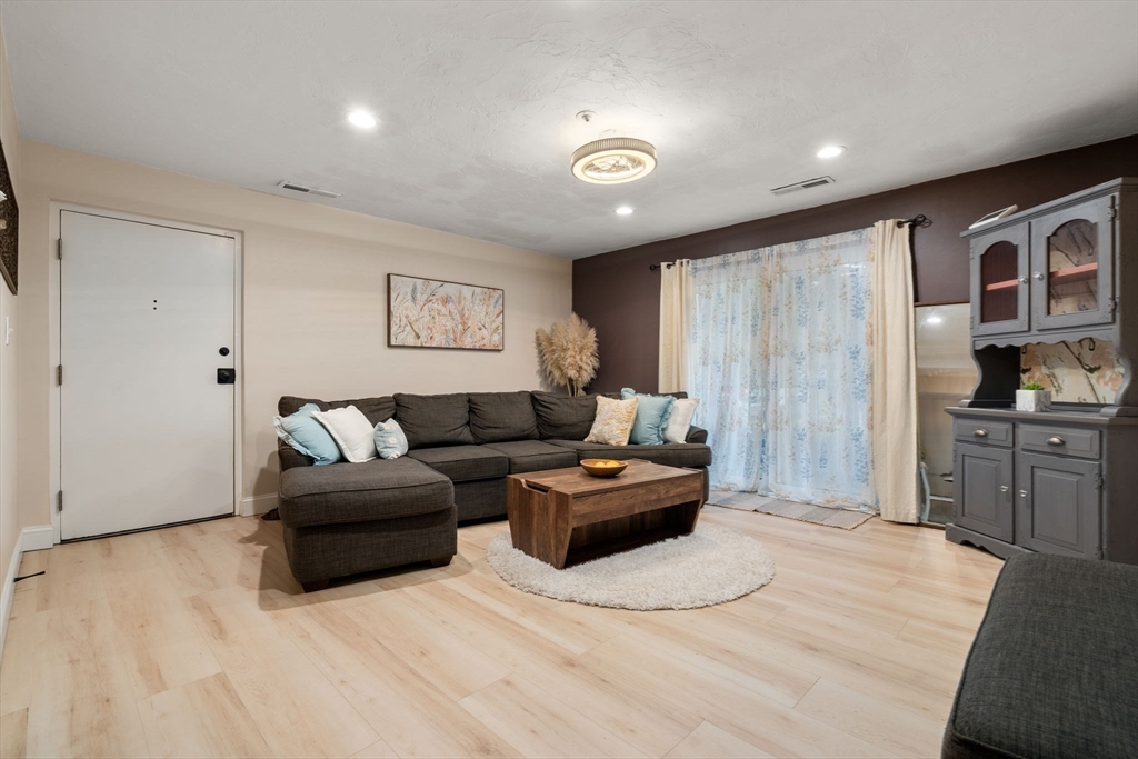 8 Kingswood Dr # D5
