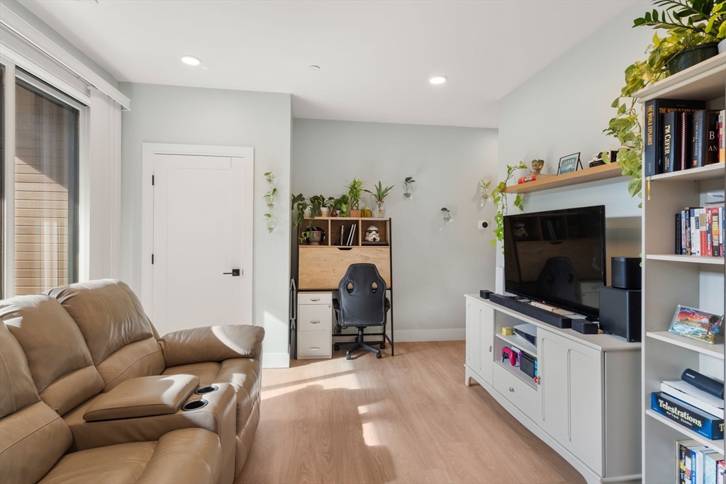 275-279 Border St # 302