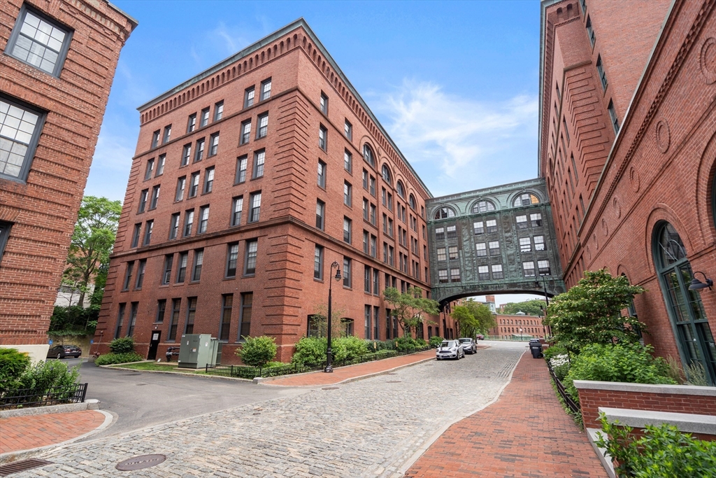 1241-1255 Adams St # B302
