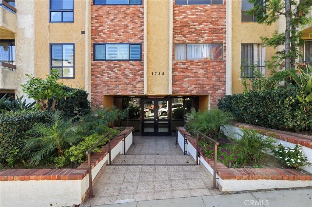 1735 N Fuller