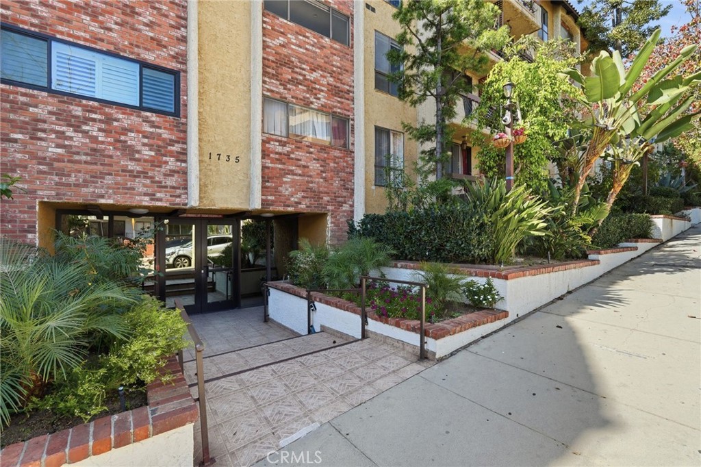 1735 N Fuller