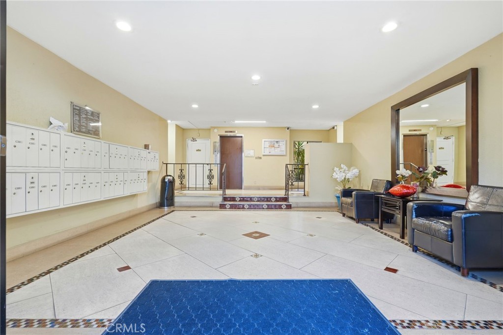 1735 N Fuller