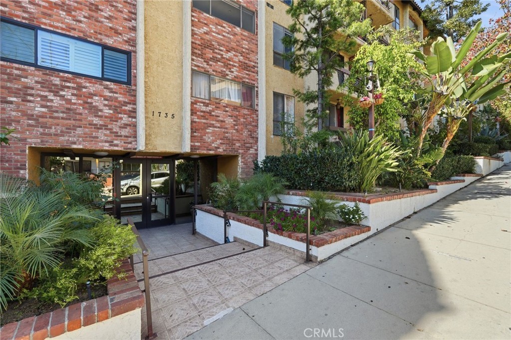 1735 N Fuller