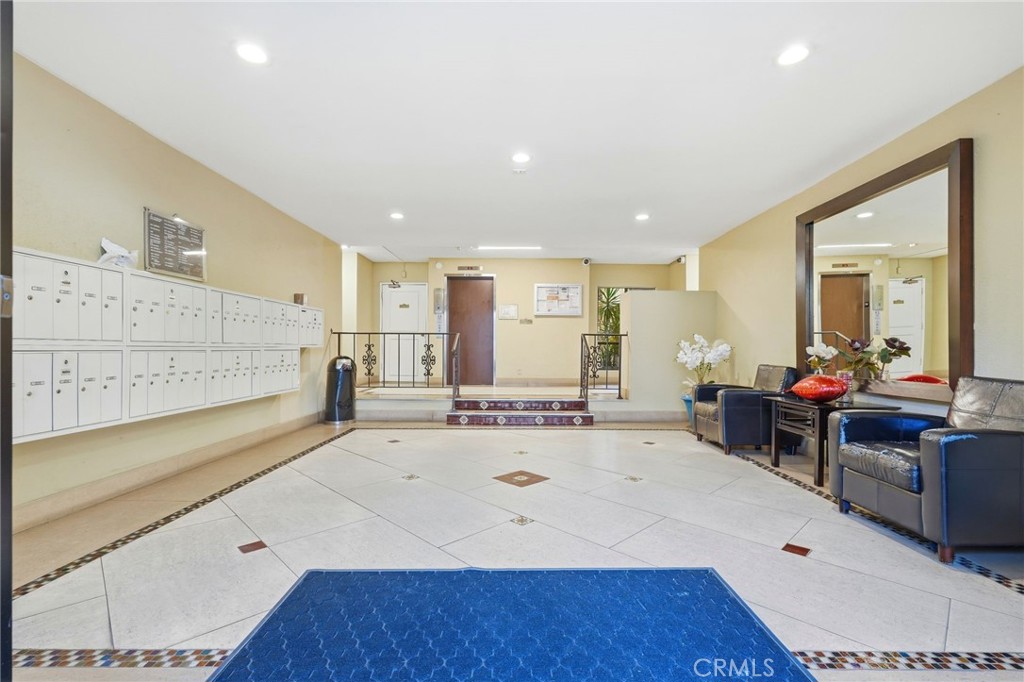 1735 N Fuller