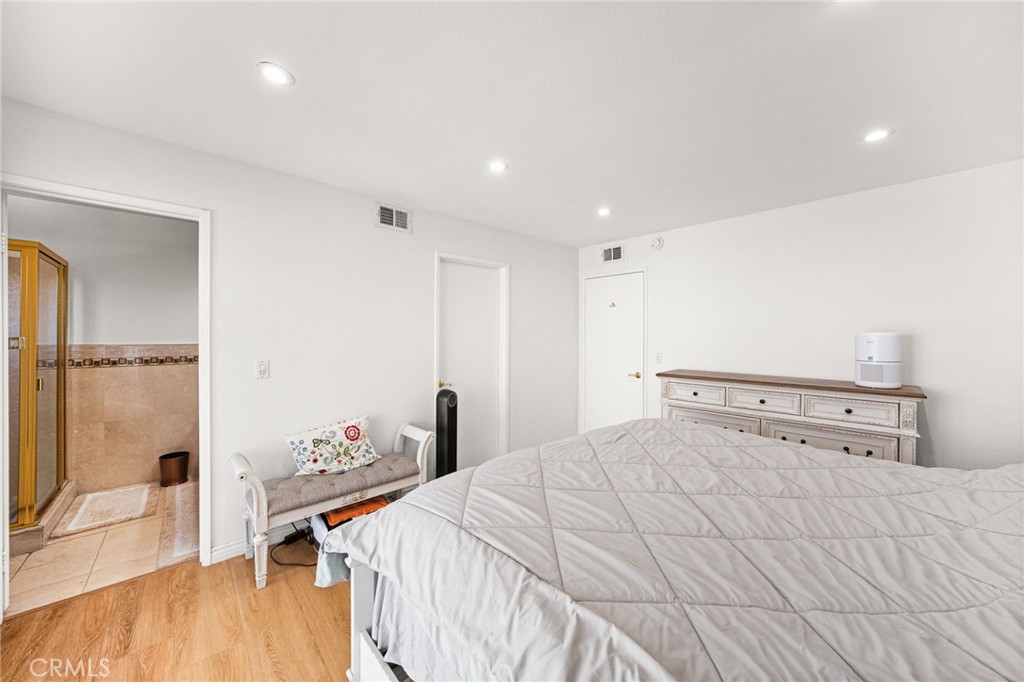 1121 E Wilson