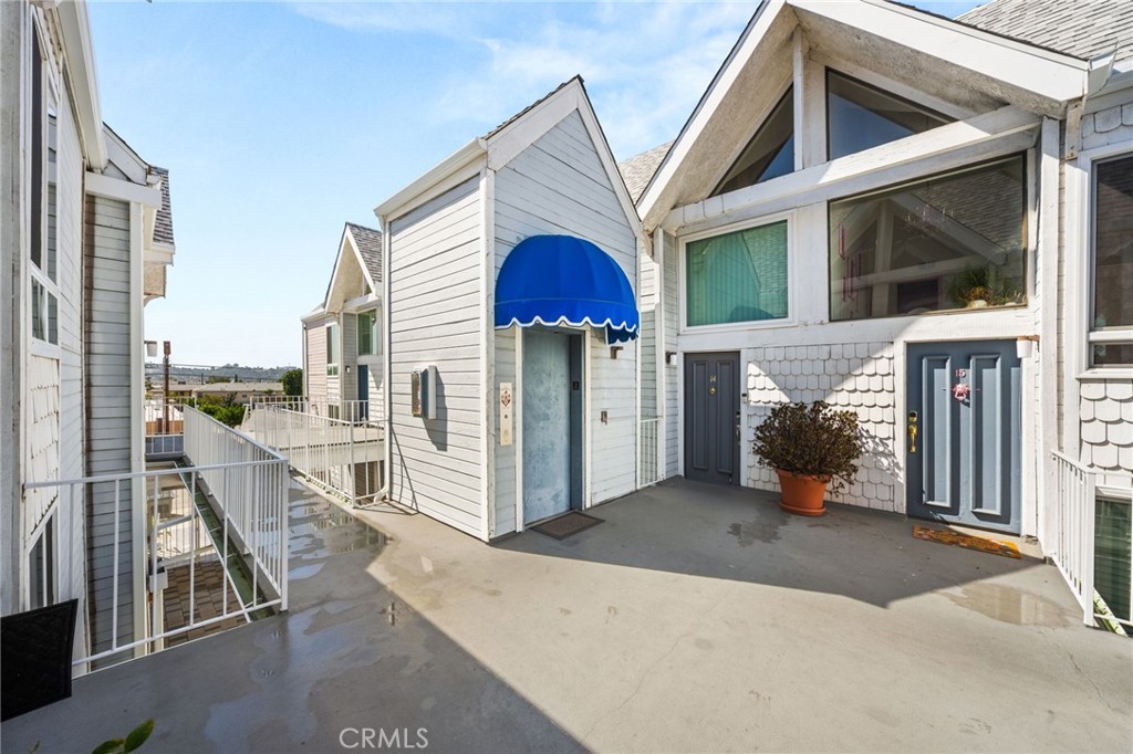 1121 E Wilson