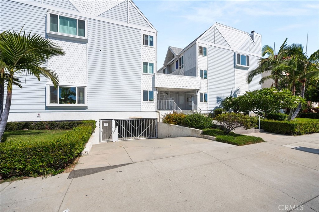 1121 E Wilson