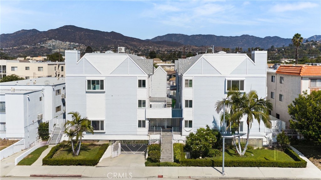 1121 E Wilson