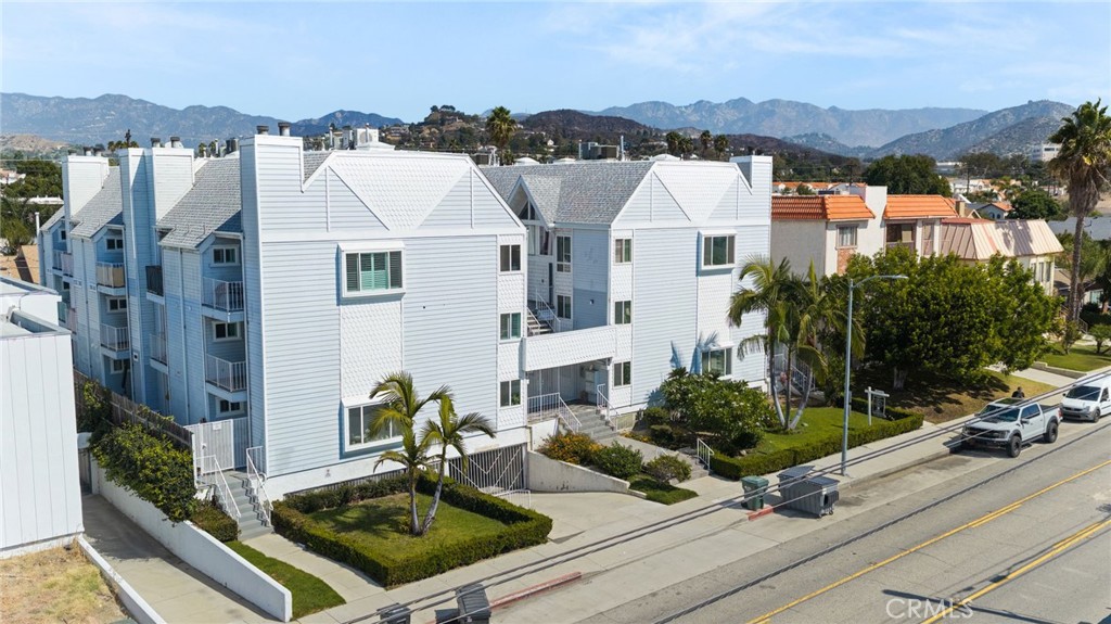 1121 E Wilson