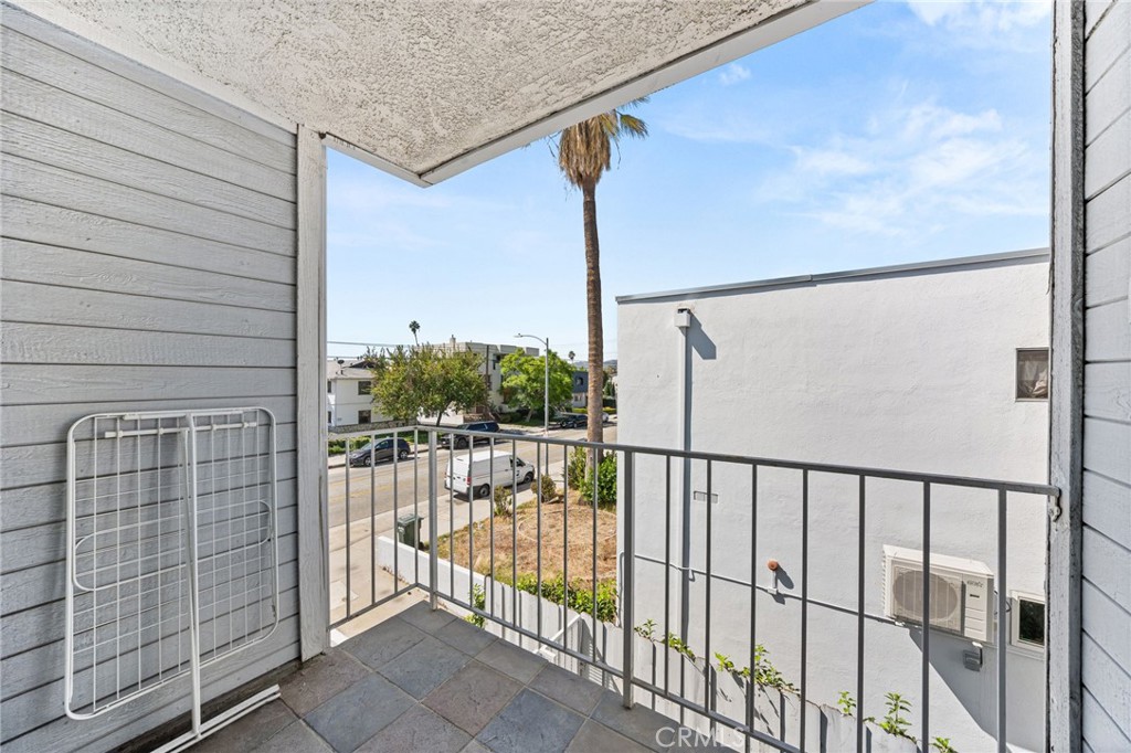 1121 E Wilson