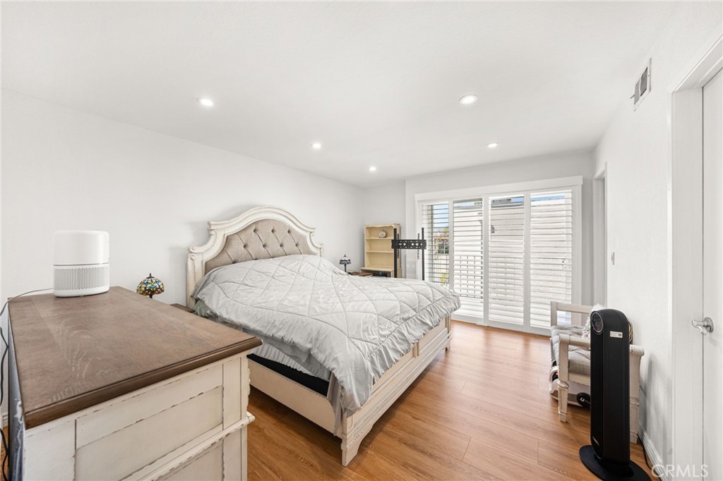 1121 E Wilson