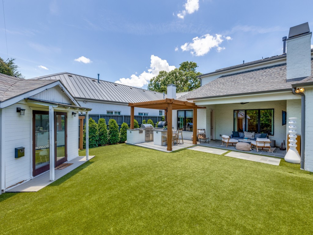 6818 Oriole Drive