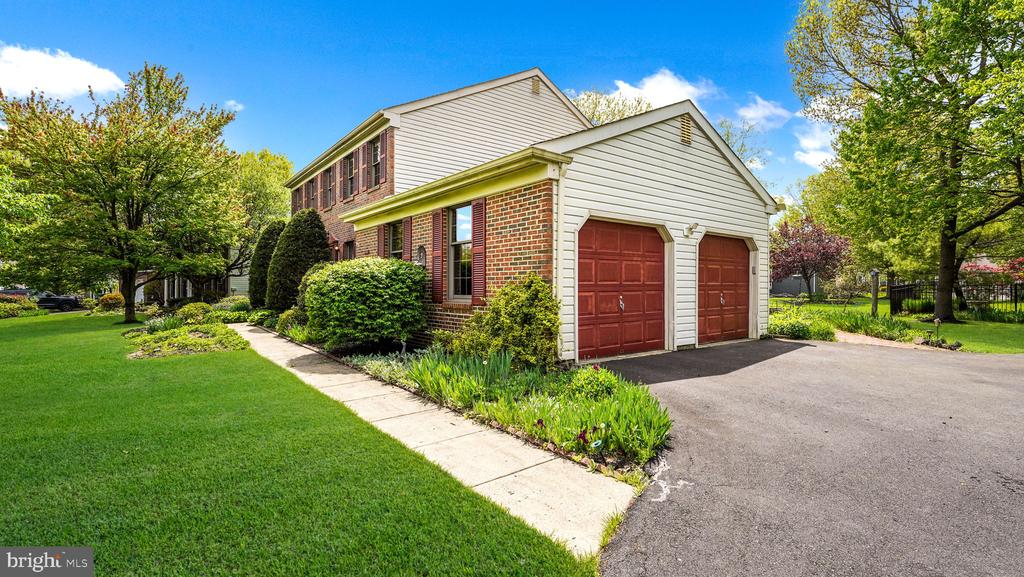 1592 BROOK LANE