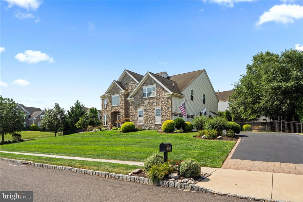 107 COACHLIGHT CIRCLE