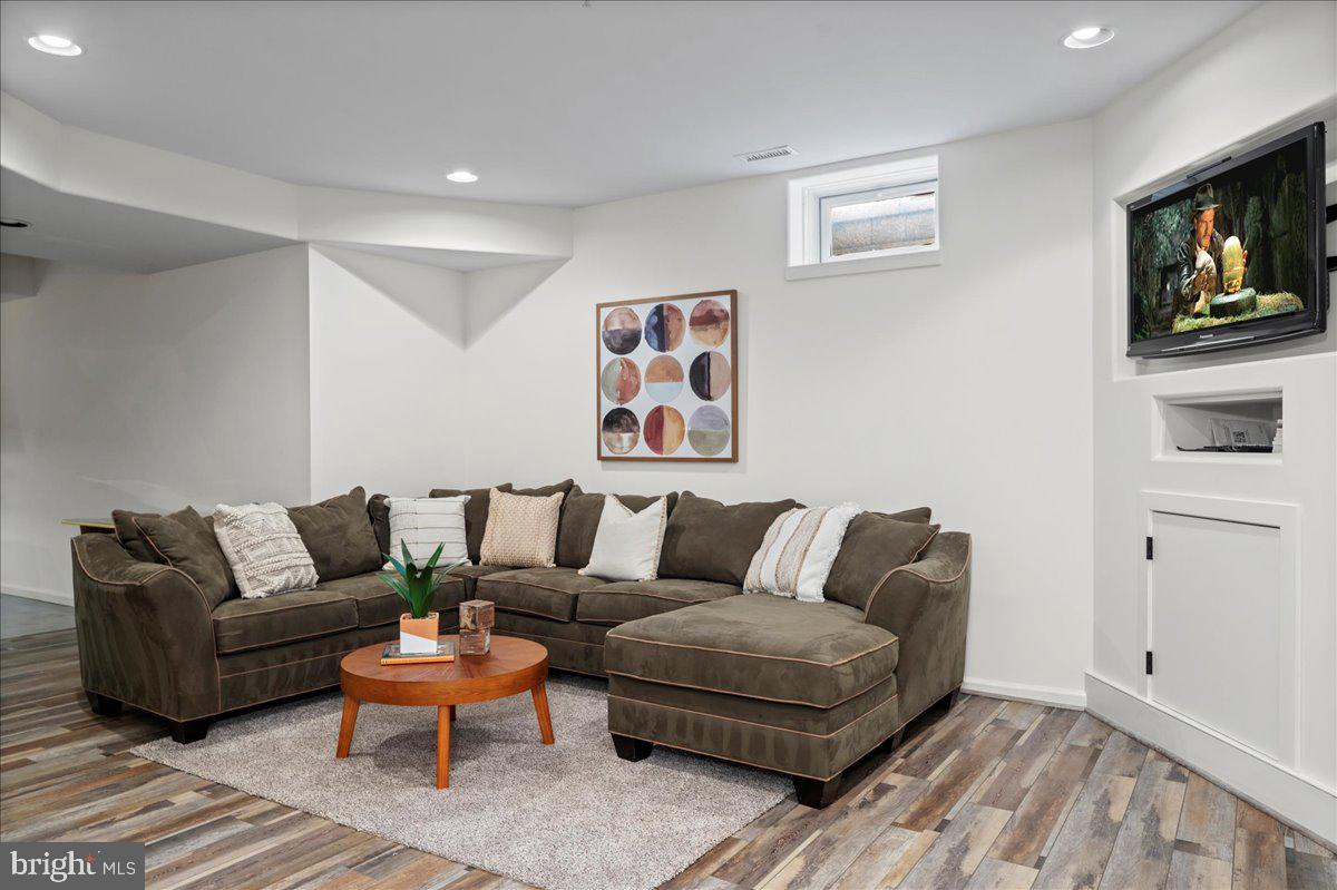 107 COACHLIGHT CIRCLE