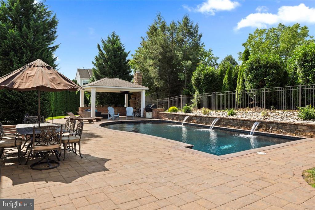 107 COACHLIGHT CIRCLE