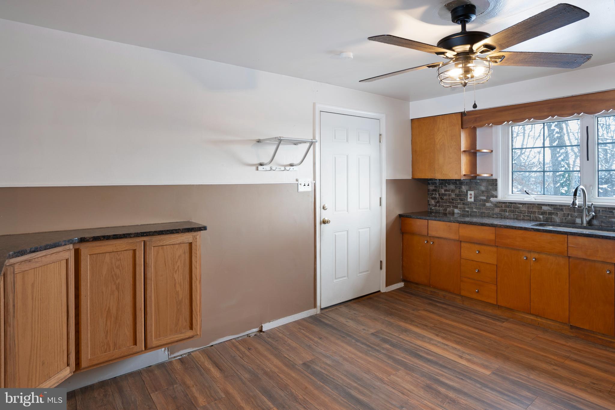 2428 E KINGS HIGHWAY