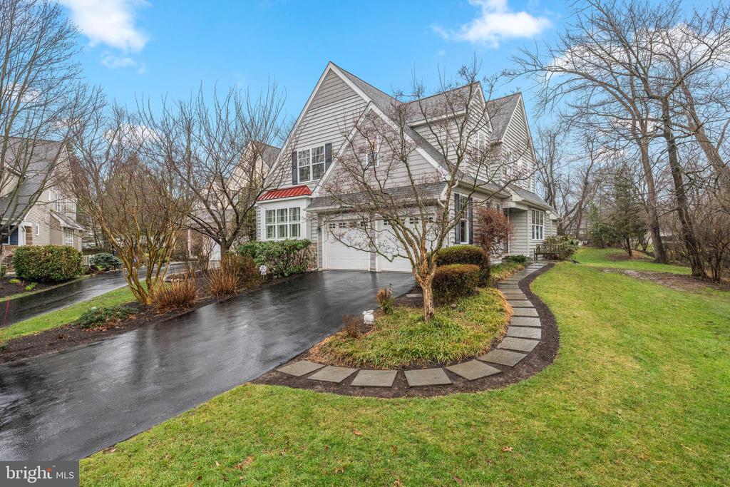 300 OLD BARN CIRCLE