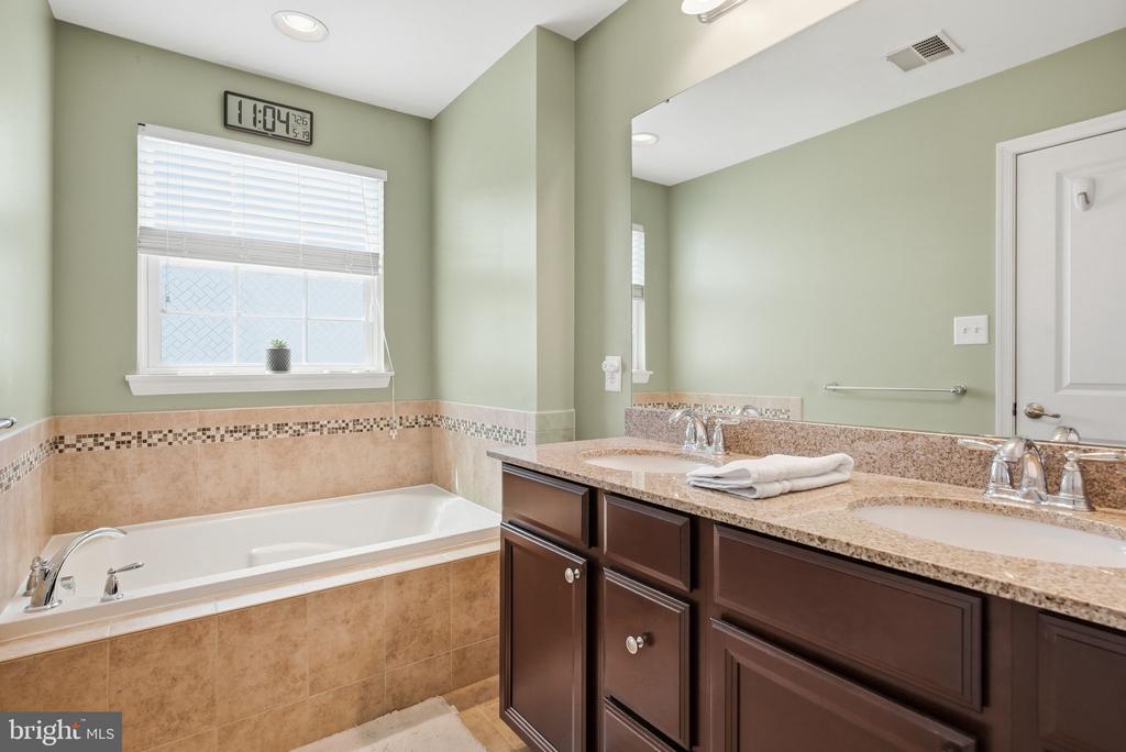 214 ASHBURN ROAD Unit: 19