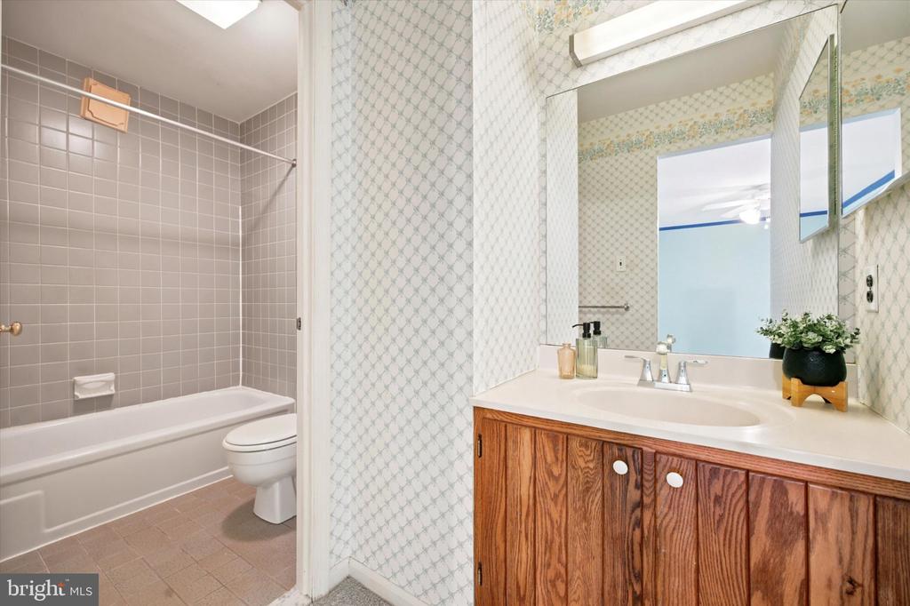 127 WOODGATE LANE Unit: 17