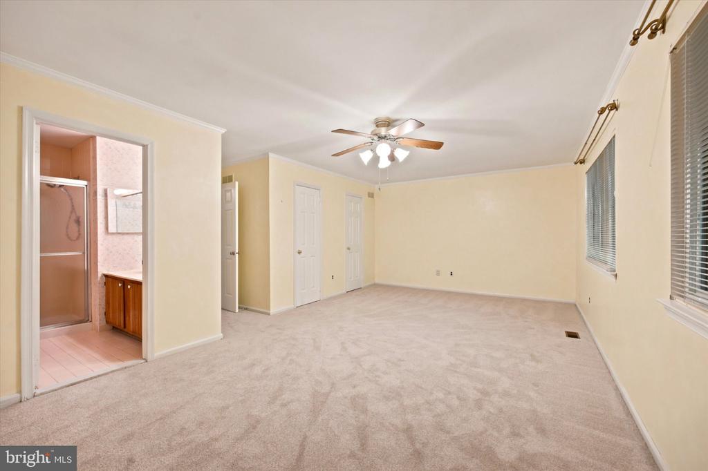 127 WOODGATE LANE Unit: 17